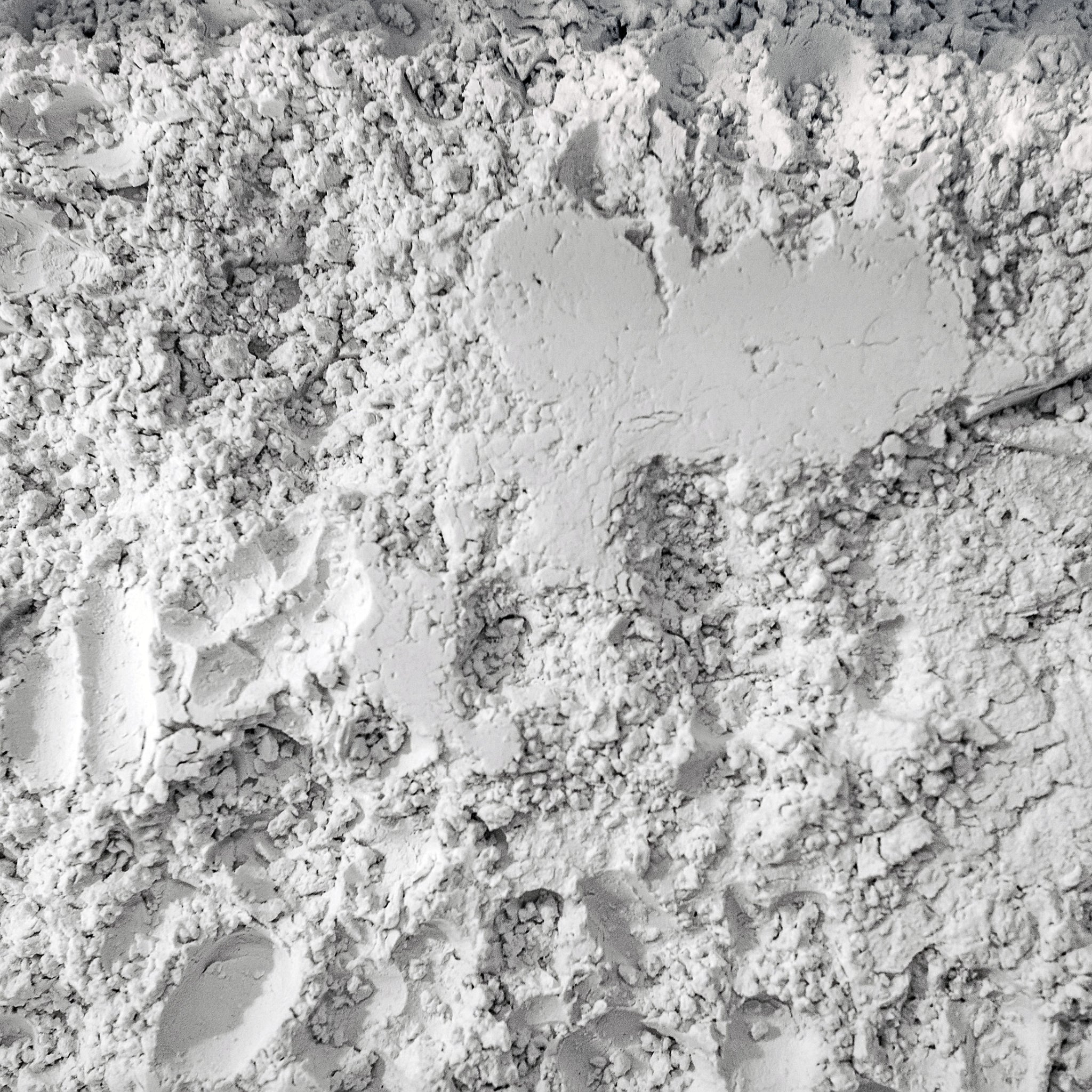Diatomaceous earth natural exfoliant — silica-rich ingredient for smoother skin and healthier hair